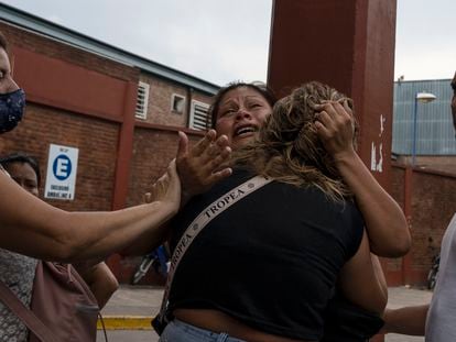 Una mujer llora tras enterarse de la muerte de su hermano por el consumo de cocaína adulterada, este viernes en Buenos Aires.