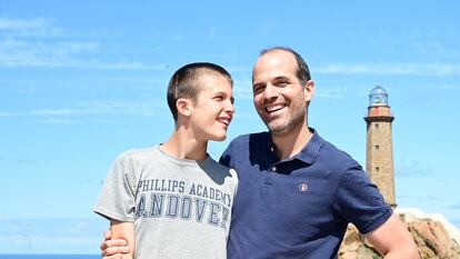 Álvaro Villanueva con su hijo Alvarete, que padece una enfermedad rara.
