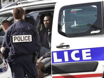Agentes de la Policía francesa interceptan, en agosto pasado, a un subsahariano en la frontera de Irún.