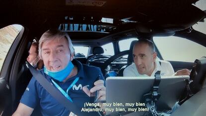 Unzue y Arrieta, al volante, animan a Valverde durante una etapa del Tour de 2020, en una imagen del documental de Netflix.