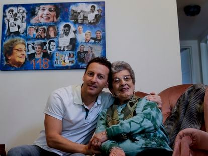 Delia Giovanola posa en 2017 en Buenos Aires con su nieto Martín Ogando, nacido en cautiverio tras el secuestro de su madre en 1976.