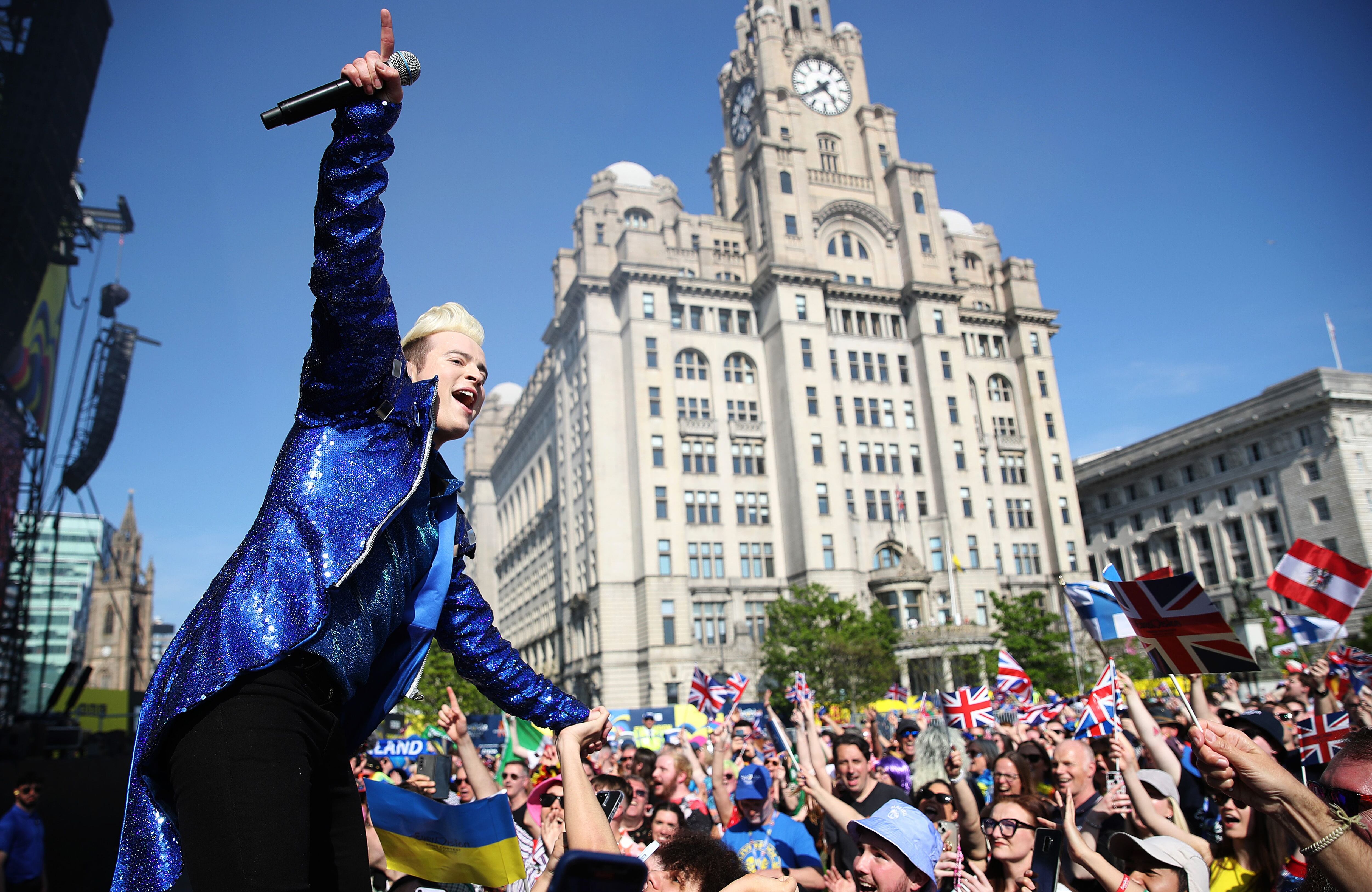 El cantante Jedward, en la zona de los fans del festival, este sábado en Liverpool. 