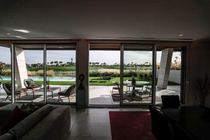 Das Wohnzimmer bietet Blick auf den 18-Loch-Golfplatz, der auf dem ehemaligen Somosaguas-Golfclub gebaut wird. 