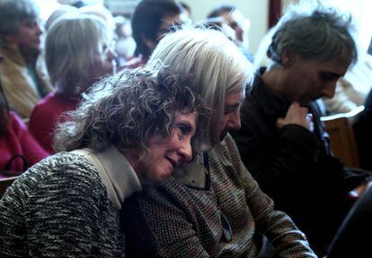 Elena San Martín y su tía Blanca asisten al acto de entrega de restos de Marcela Castelo el pasado marzo en Cuevas del Valle (Ávila). 