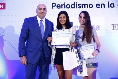 Angel García Colín, director de Marketing de Prisa Noticias, entrega el premio a la mejor publicidad a Olga Amorós y María Bernad Rico por 'Contra Violencia de Genero'.