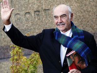 El actor Sean Connery, con su libro, 'Ser escocés', en Edimburgo. 