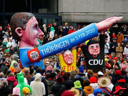 Figuras del líder de AfD Björn Höcke, con el brazo extendido, y de los líderes de la CDU y el FDP en Turingia durante el carnaval de Düsseldorf en 2020.