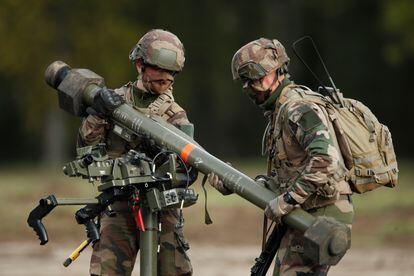 Militares franceses con armamento fabricado por la multinacional MBDA, durante una presentación en Versalles, el pasado mes de octubre.