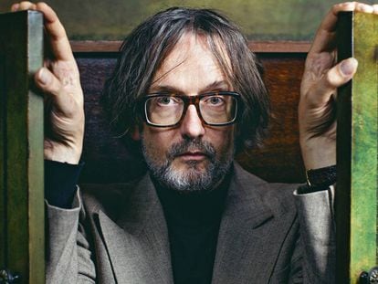 Jarvis Cocker, fotografiado en exclusiva para ICON. El mueble en el que se esconde perteneció a Maurice Chevalier, el hombre que dijo: "Cuanto más viejo te haces, más te pareces a ti mismo".