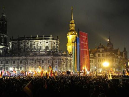 Milers de simpatitzants de Pegida es manifesten a Dresden.