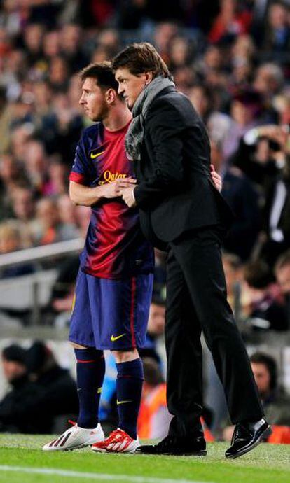 Tito da instrucciones a Messi en el partido ante el Betis.