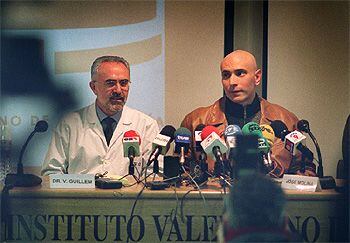 Molina, junto al doctor Vicente Guillén, ayer, en el Instituto Valenciano de Oncología.