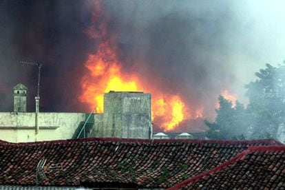 Imagen de las llamas del incendio sobre los tejados de La Laguna.