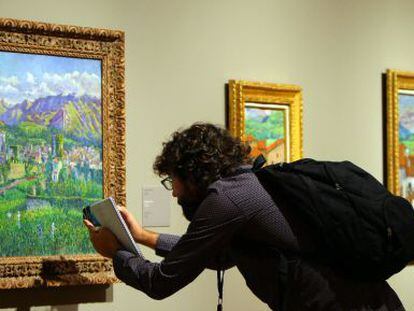 Un visitante observa las pinturas de Darío de Regoyos en el Museo de Bellas Artes de Bilbao. 