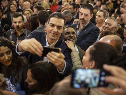 El presidente del Gobierno, Pedro Sánchez, se hace un 'selfie' con varios militantes del PSOE este sábado en Jerez de la Frontera.