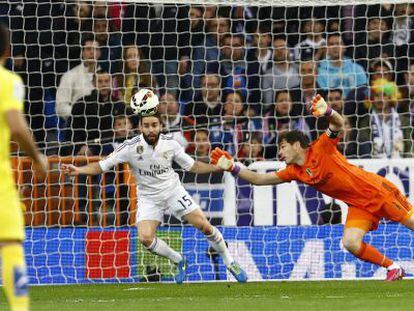 Casillas intenta evitar un gol del Villarreal.