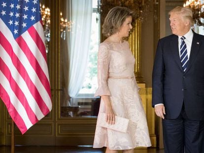 El presidente de EE UU, Donald Trump, con la reina Matilde de B&eacute;lgica, ayer en el Palacio de Real de Bruselas.  / AFP PHOTO / Belga / BENOIT DOPPAGNE /