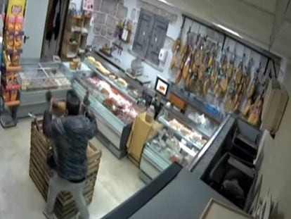 Un hombre roba dos jamones de bellota de una tienda de Los Palacios, Sevilla. En vídeo, el robo de jamones al alza.