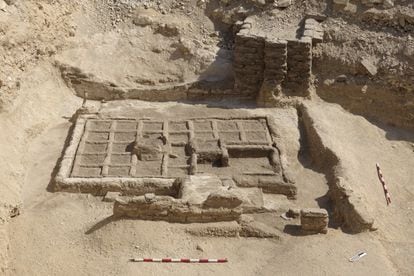 La excavación en Dra Abu el-Naga (Egipto), con el jardín funerario en primer plano.