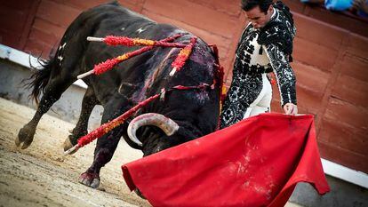 Juan Ortega, al natural ante el primer toro de su lote.