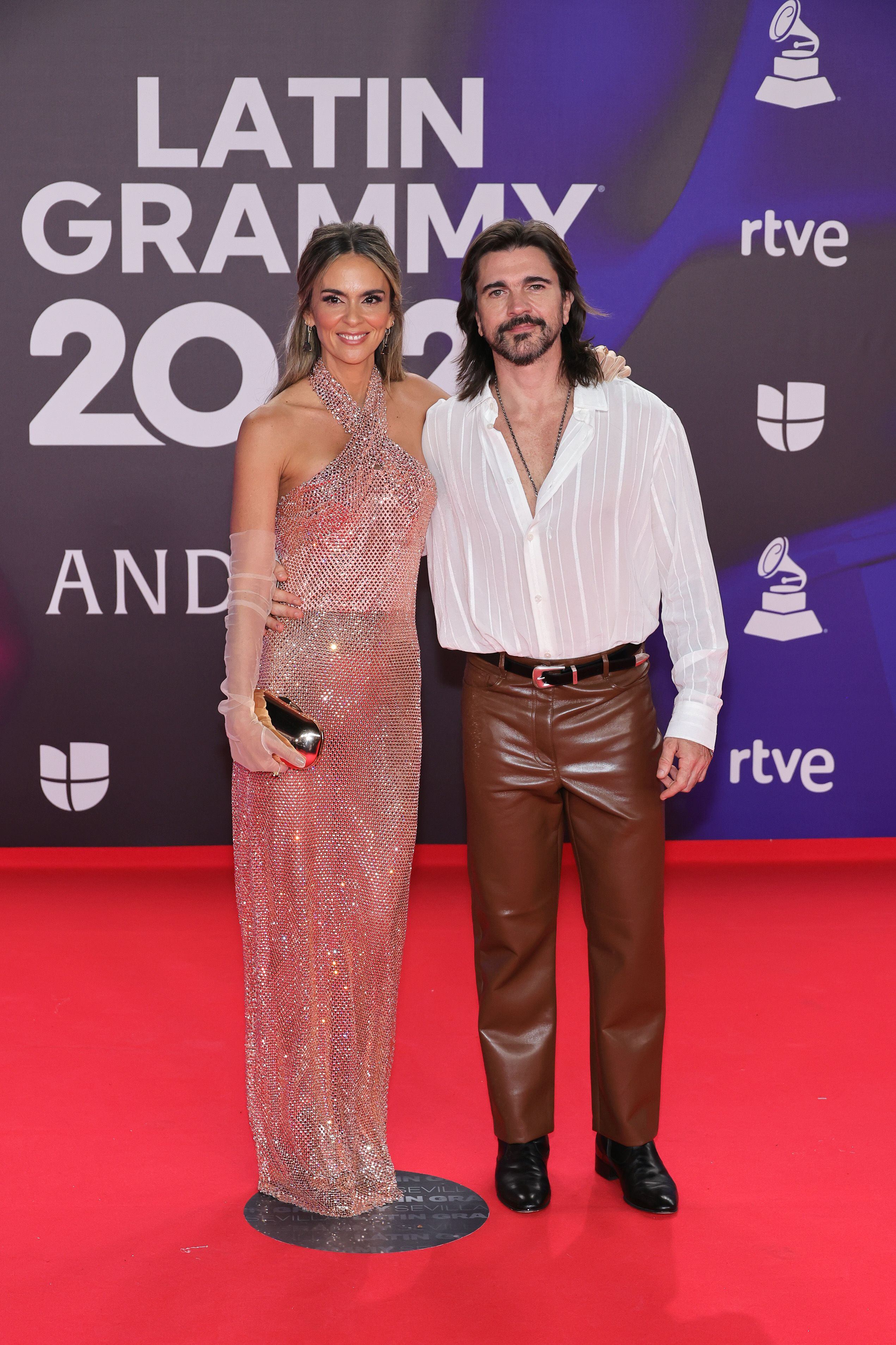 Karen Martínez, con su pareja, el cantante Juanes, que se decantó por pantalón de piel marrón y camisa blanca.