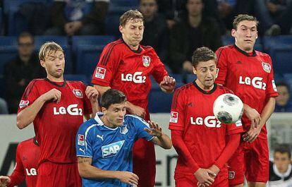 Un lance del partido entre el Leverkusen y el Hoffenheim.