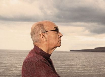 El escritor Jos&eacute; Saramago, en la playa Quemada de Lanzarote, en la que se proyect&oacute; un plan urban&iacute;stico al final paralizado, en una imagen de 2007. 