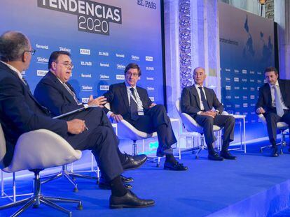 Desde la izquierda: Miguel Jiménez, subdirector de EL PAÍS; Antonio Llardén, presidente de Enagás; José I. Goirigolzarri, presidente de Bankia; Rafael del Pino, presidente de Ferrovial; y Josu Jon Imaz, consejero delegado de Repsol