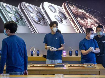 Empleados de una tienda de Apple en Pekín, reabierta el pasado 14 de febrero.