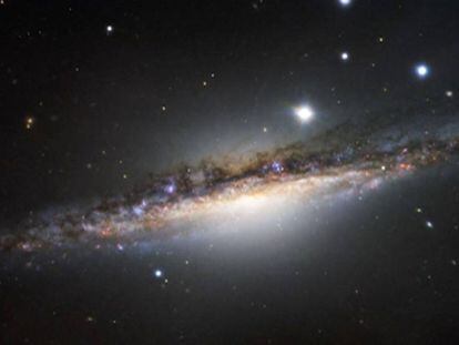 La galaxia espiral NGC1055 es hermana mayor de la Vía Láctea.