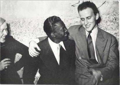 Boris Vian con Miles Davis en una fotografía de los años cincuenta.