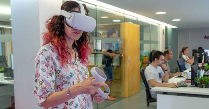 Trabajadora con gafas de realidad virtual.