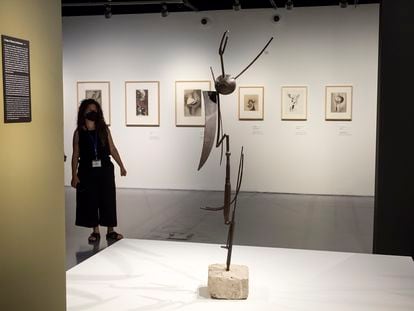 La escultura 'El ángel, el insecto, la bailarina' (1935), de Julio González, y algunos de sus dibujos preparatorios, este martes en el Centro Pompidou de Málaga.
