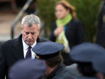 El alcalde de nueva York, Bill de Blasio, el pasado 28 de octubre en el funeral en Brooklyn de un policía asesinado en servicio.