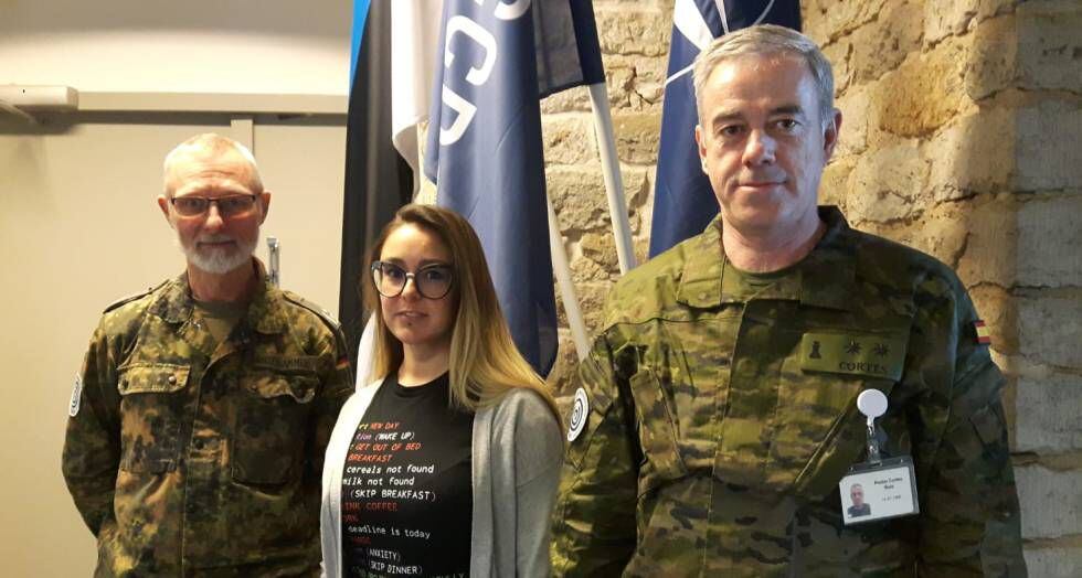 El teniente coronel Franz Lantenhammer, Sandra Bardón y el teniente coronel Pedro Cortés, en el CCDCOE en Tallin (Estonia) el 1 de marzo de 2019.