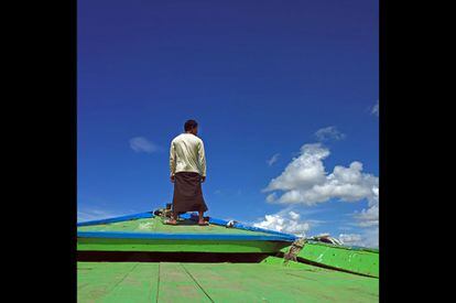 Joven en la cubierta de una de las barcas que navegan por el río Irawadi.