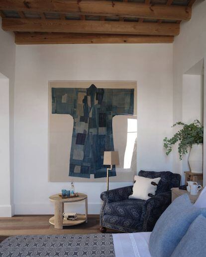 Las piezas de arte que decoran el hotel proceden de la colección personal de la interiorista Nicky Dobree. En la habitación 2 se exhibe una de sus piezas favoritas, un kimono del siglo XIX.