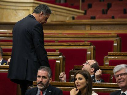 Xavier Garcia Albiol, líder del PP, conversa con Miquel Iceta en el hemiciclo