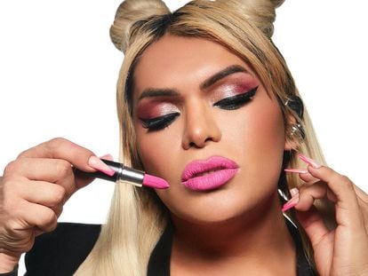 Wendy Guevara modelando cosméticos de la marca MAC.