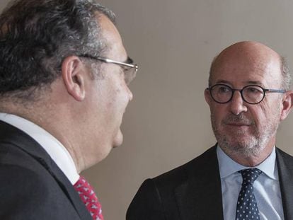 Los expresidentes del Banco Popular, Ángel Ron y Emilio Saracho, en diciembre de 2016.
