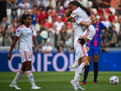 Las jugadoras del Lyon celebran el segundo gol del equipo francés, obra de la noruega Ada Hegerberg.