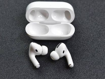 AirPods de Apple con fndo gris