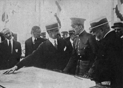 El político catalán Francesc Cambó muestra al rey Alfonso XIII unos planos de la futura Exposición Internacional de 1929, en una imagen de 1920.