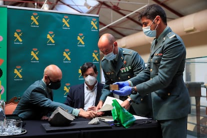 De izquierda a derecha, el general José Berrocal, el investigador Rafael Zardoya, el capitán Marcos Santos y el cabo De Miguel, durante la entrega del meteorito de Reliegos al Museo Nacional de Ciencias Naturales, en Madrid. EFE/ Fernando Alvarado