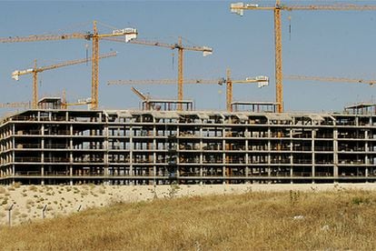 Uno de los bloques de viviendas en construcción de la macrourbanización de Seseña, Toledo, promovida por Paco el Pocero.