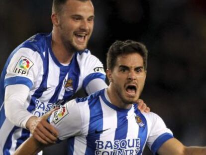 Ros, a la derecha, festeja su gol junto a Seferovic en el partido de Anoeta. 