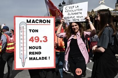 Manifestantes en Burdeos con un cartel en el que se lee "Macron, tu 49.3 [artículo usado para aprobar la reforma de las pensiones] nos pone enfermos". 