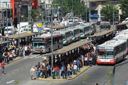 Cientos esperan por un lugar en el autobus, en Plaza Constitución.
