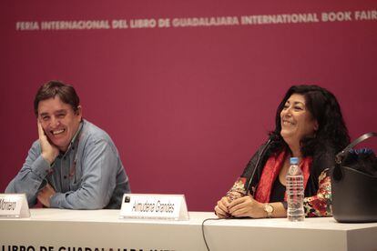 Luis García Montero y Almudena Grandes, en la FIL de Guadalajara en 2017.