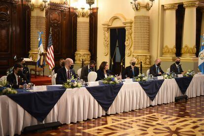 El vicepresidente Harris el lunes en una reunión con el presidente Giammattei en Guatemala junto con miembros de su delegación.